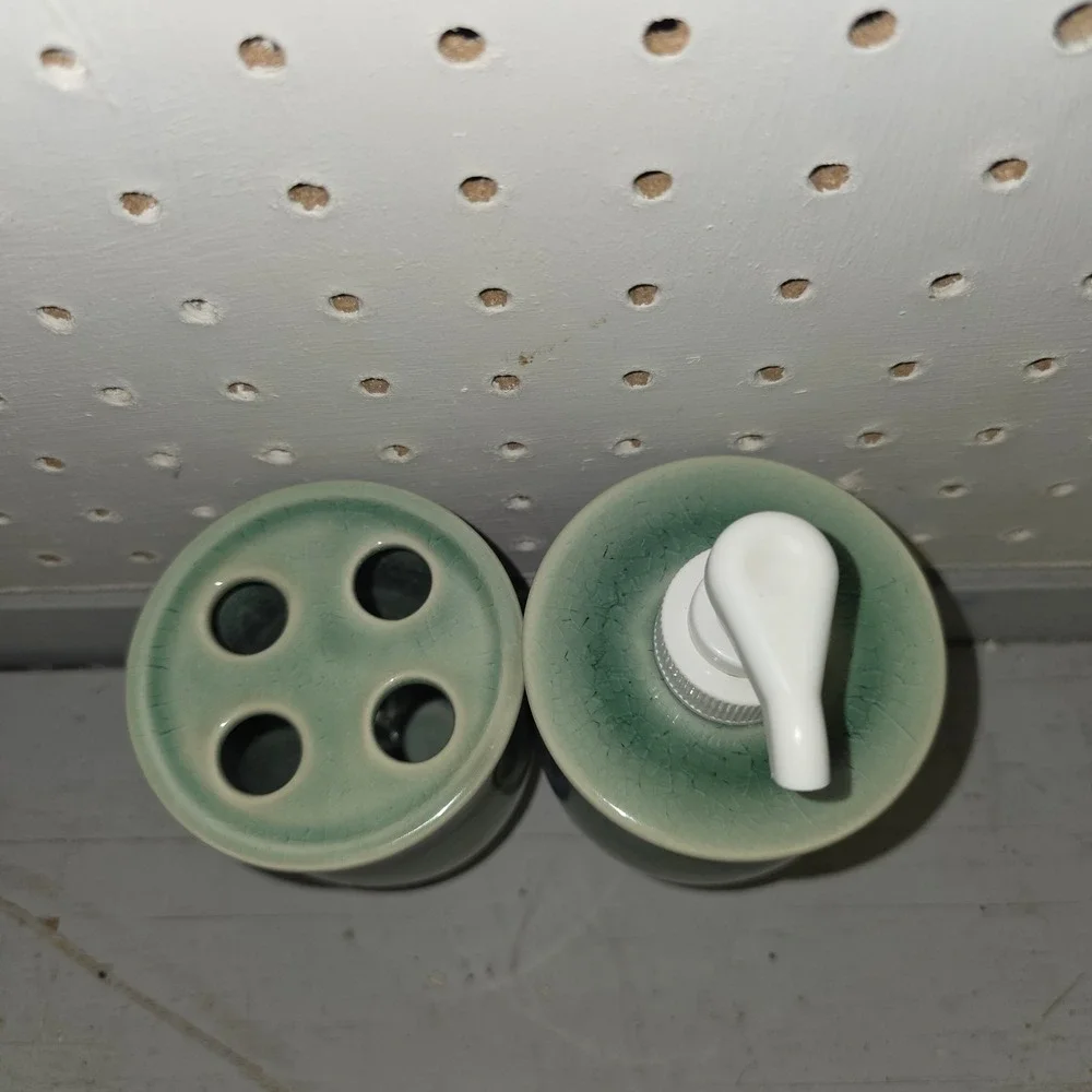 Vintage Style Ceramic Hydrangea Soap Dispenser Toothbrush Holder Set Green 2pc